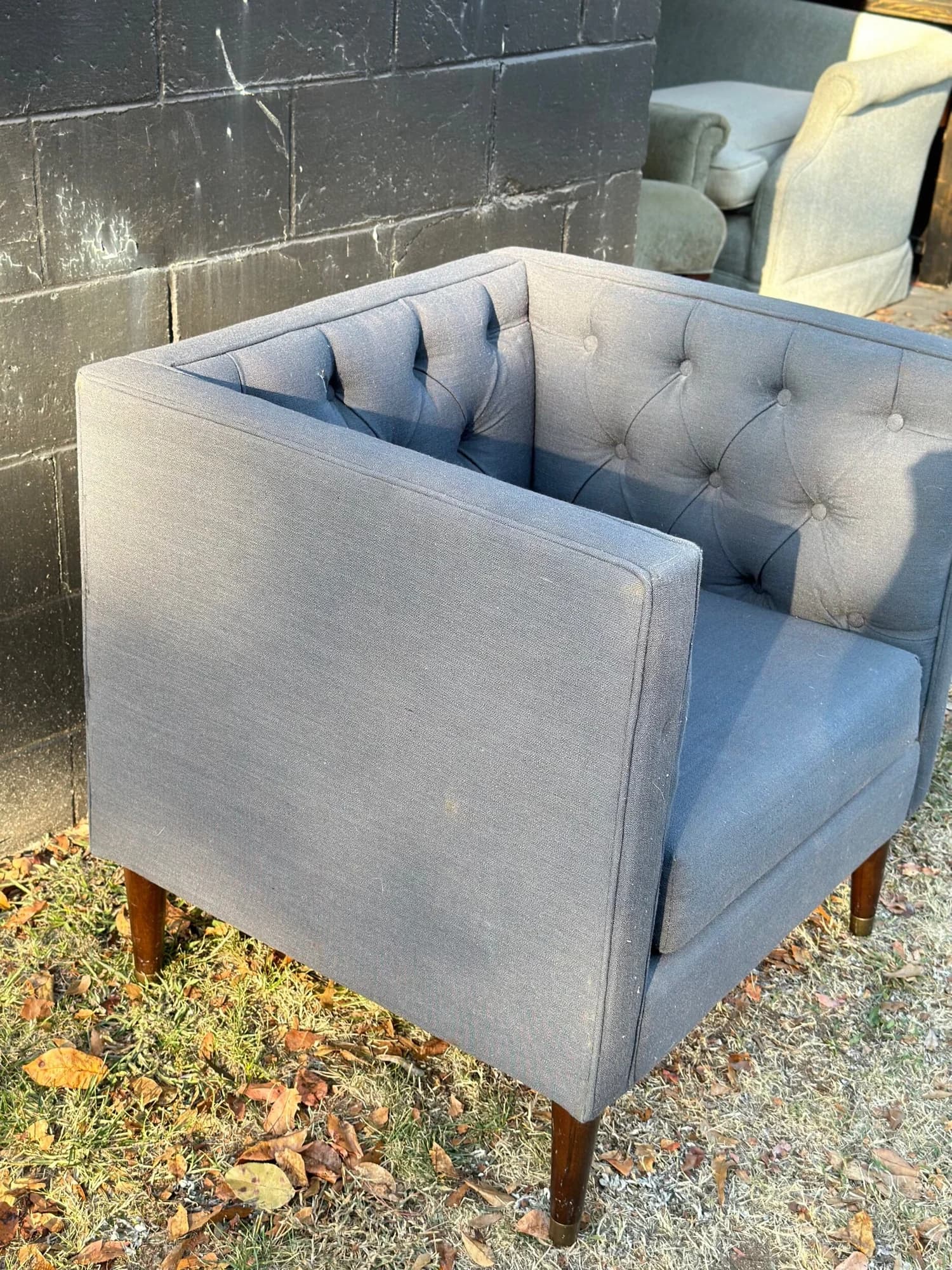 Blue contemporary sitting chair image 2