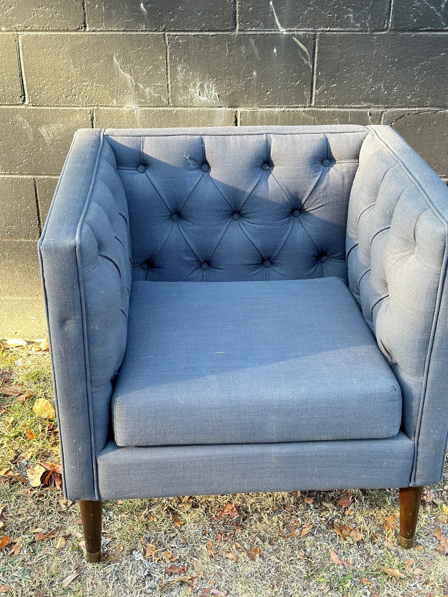 Blue contemporary sitting chair